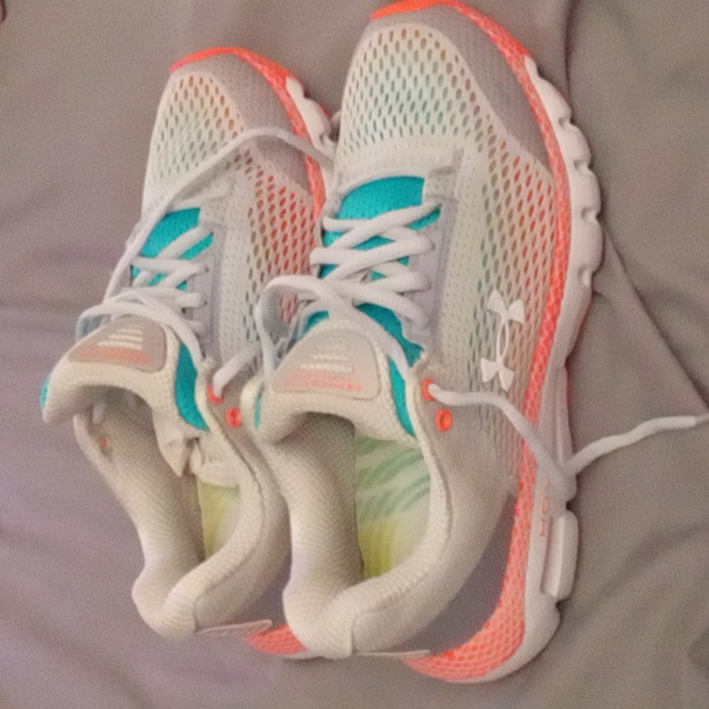 Under Armour HOVR connected shoe